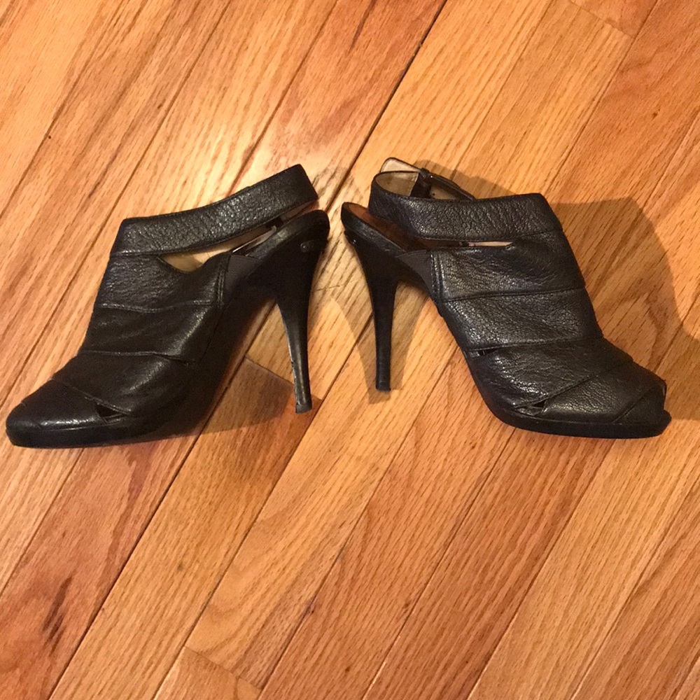 Michael Kors Pump- size 7 dark grey buckle 4.5 in - Picture 5 of 8